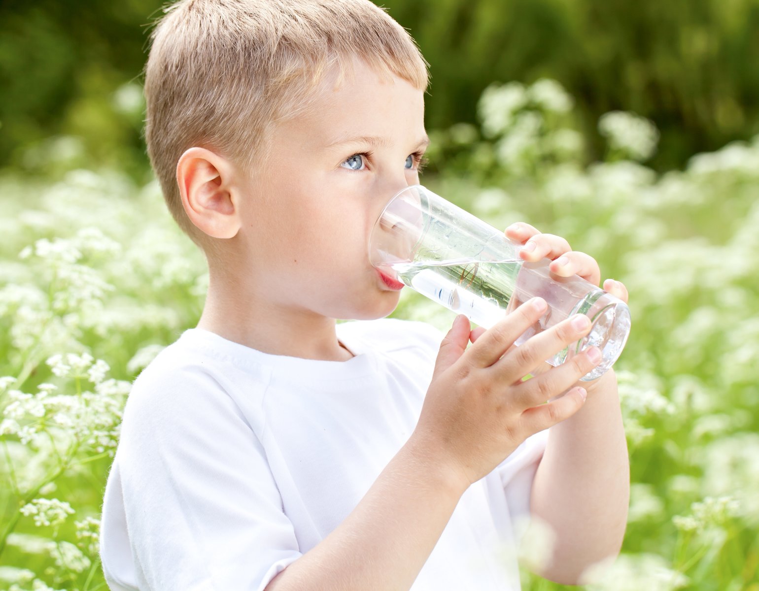 Вода младенцу пить. Дети воды. Ребенок пьет воду. Чистая вода. Человек пьет воду.